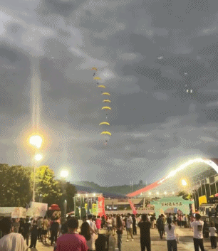 “苏超”副班长同样排面拉满，镇江队主场动力滑翔伞表演助阵